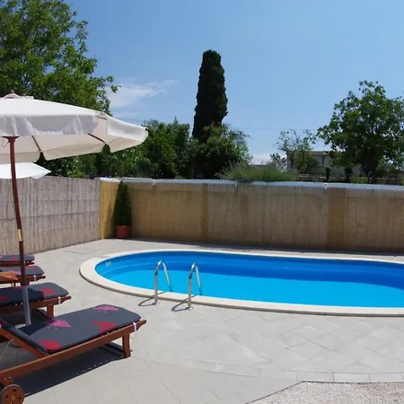 House Elvis, Sveti Kirin Holiday home *