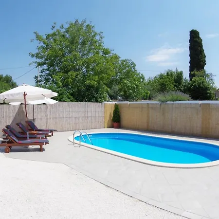 House Elvis, Sveti Kirin
