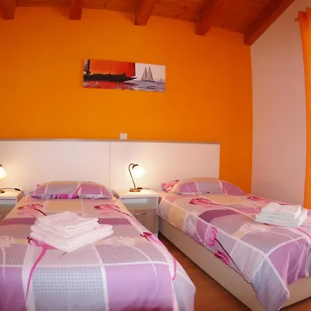House Elvis, Sveti Kirin Holiday home *