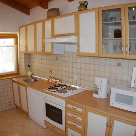 House Elvis, Sveti Kirin *